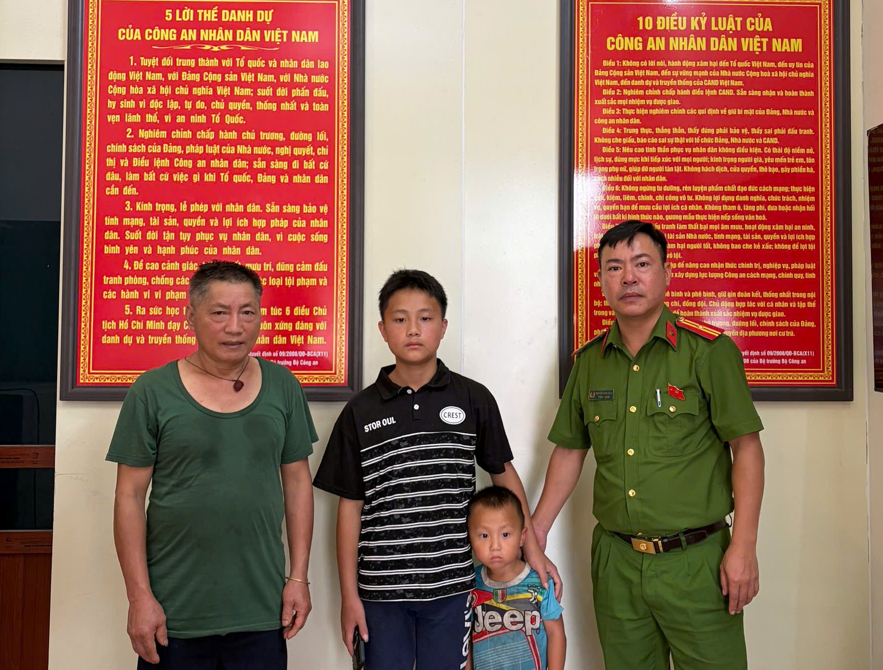 Công an phường Thiên Hương giúp đỡ công dân tìm con trai bị lạc